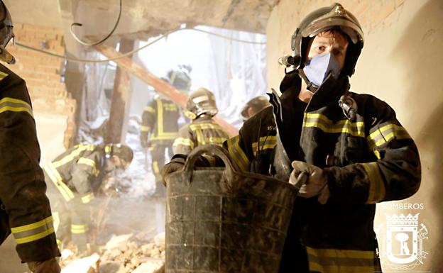 Imagen principal - Los bomberos han explicado que no se sabe dónde están «atrapados»