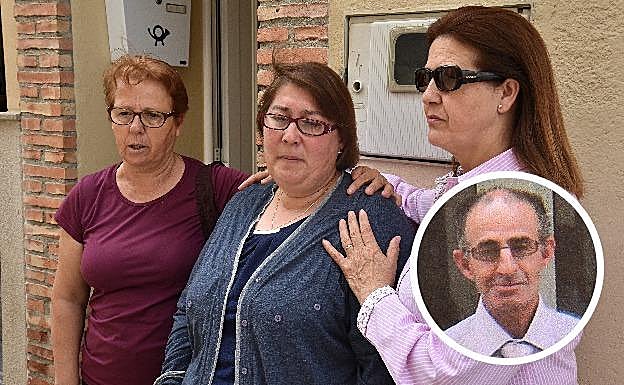 Florentina Arroyo, en el centro, junto con sus vecinas Inocencia y Elvira. En el círculo, José María Sánchez Tejeda 
