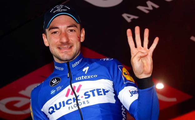 Elia Viviani celebra su cuarta victoria de etapa.