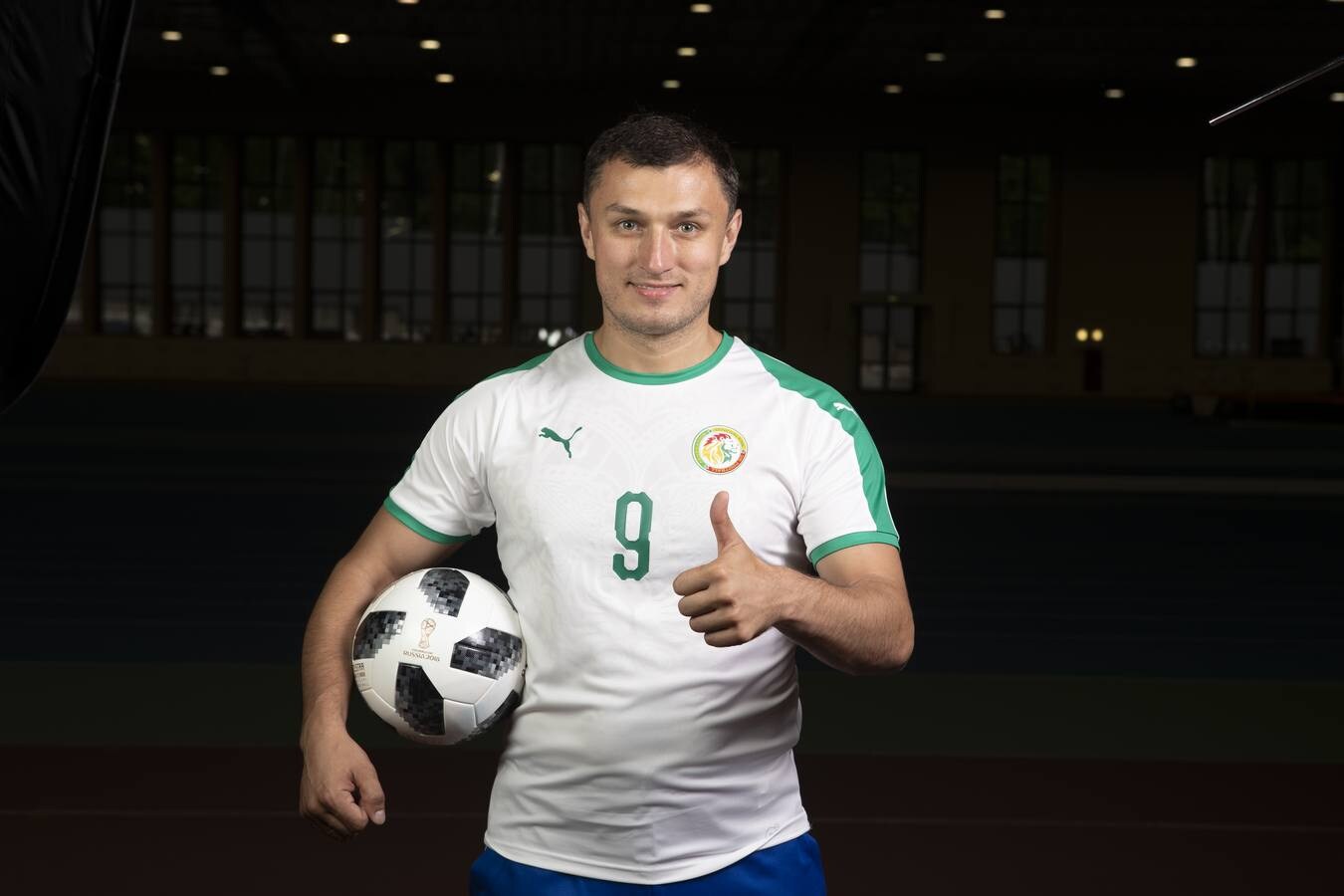 El doctor de la selección rusa, Eduard Bezuglov, posa con la camiseta de Senegal.