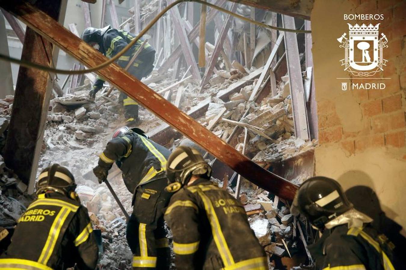 Los Bomberos de Madrid continúan con las labores para encontrar al otro hombre que continúa atrapado entre las ruinas del edificio.