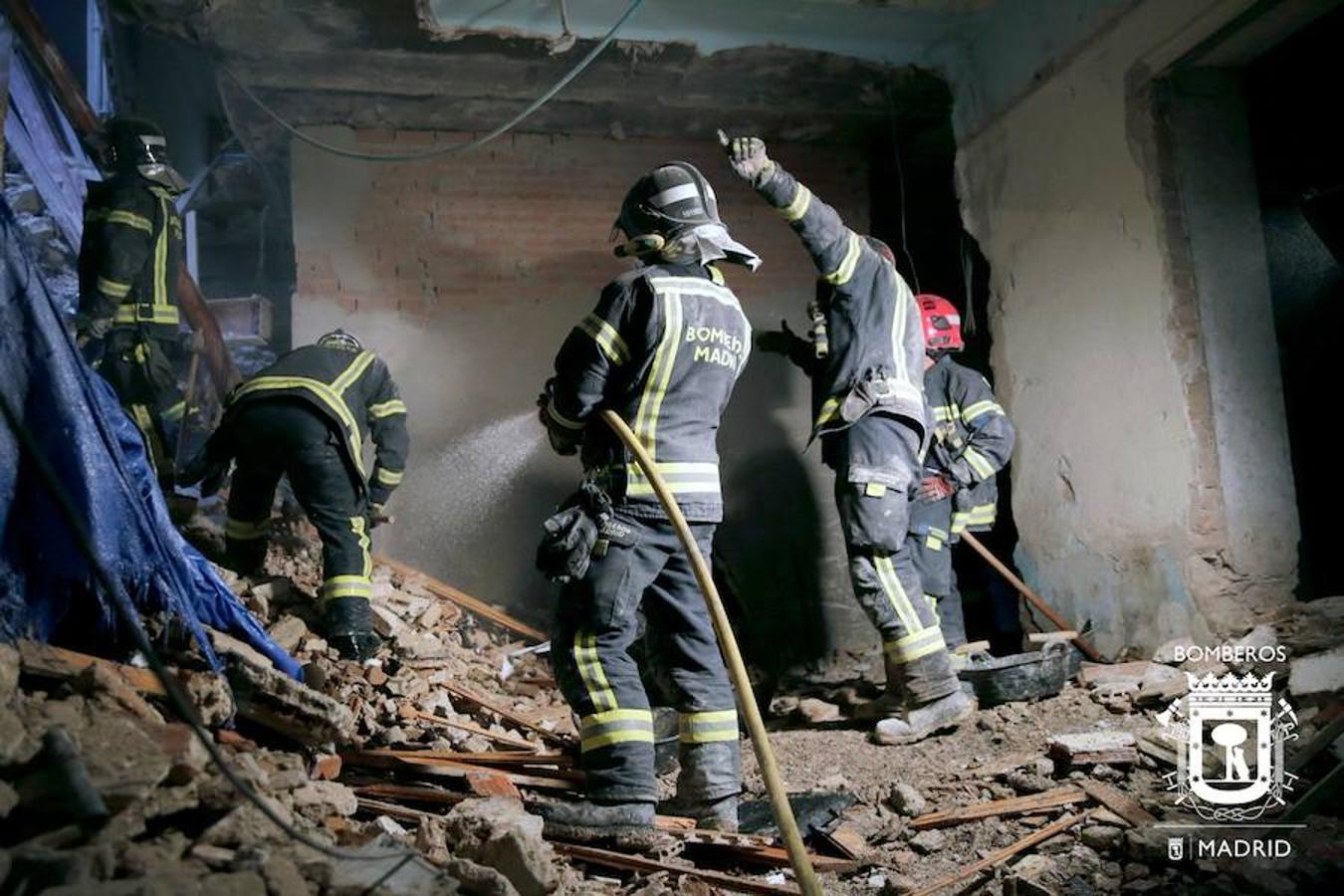 Los Bomberos de Madrid continúan con las labores para encontrar al otro hombre que continúa atrapado entre las ruinas del edificio.