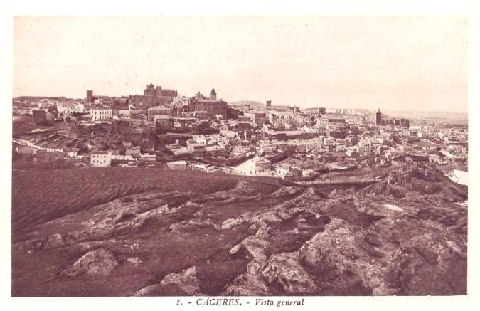 2-Postal número 1 de Roisin. Vista general de Cáceres en 1930.