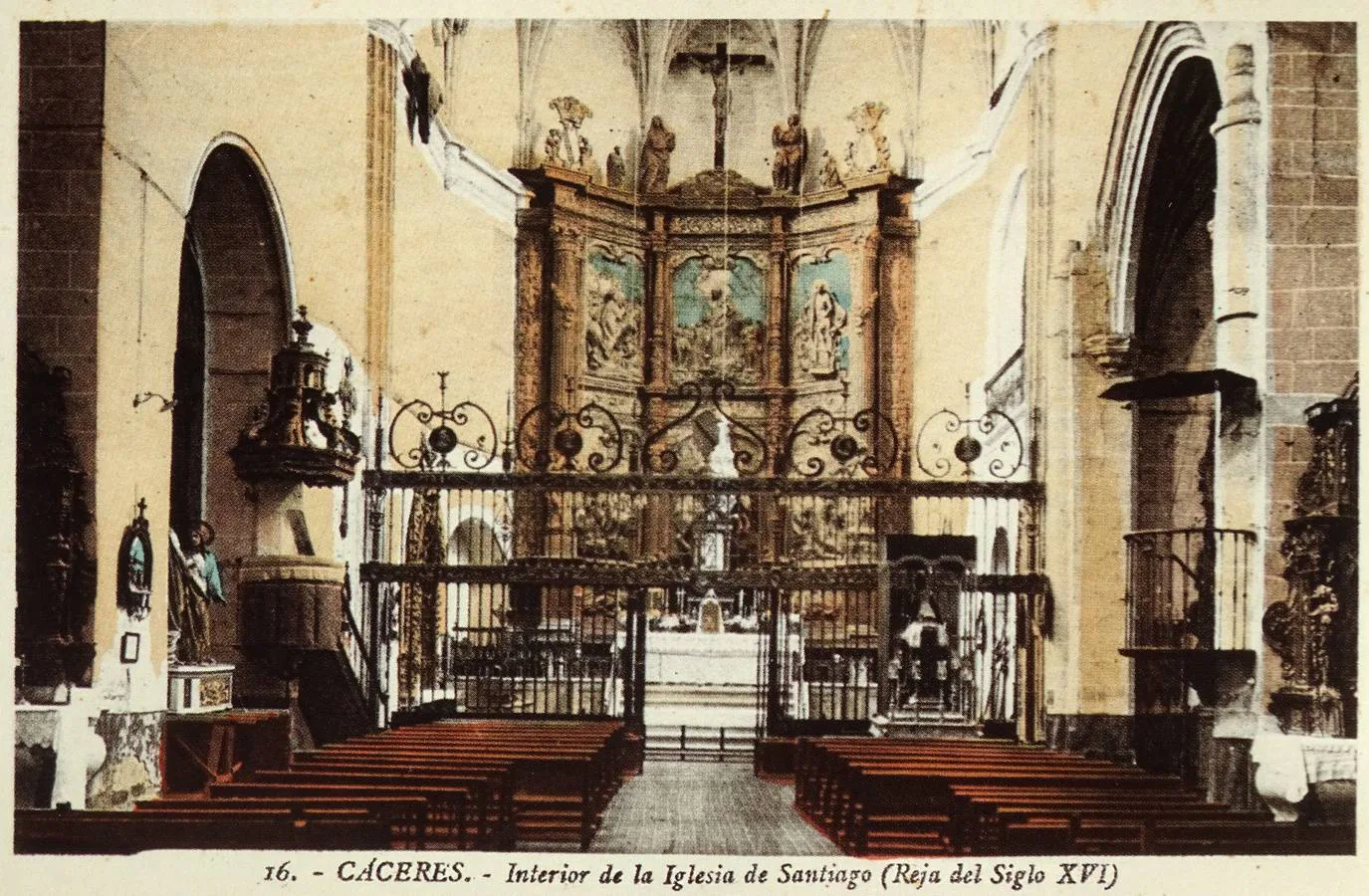 27-Postal número 16 de Roisin. Interior de la Iglesia de Santiago.