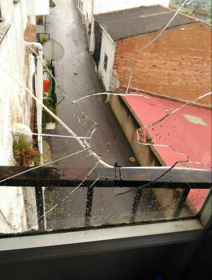 Tejados, canalones, coches... Nada quedó a salvo de la granizada sufrida este jueves en la localidad cacereña 