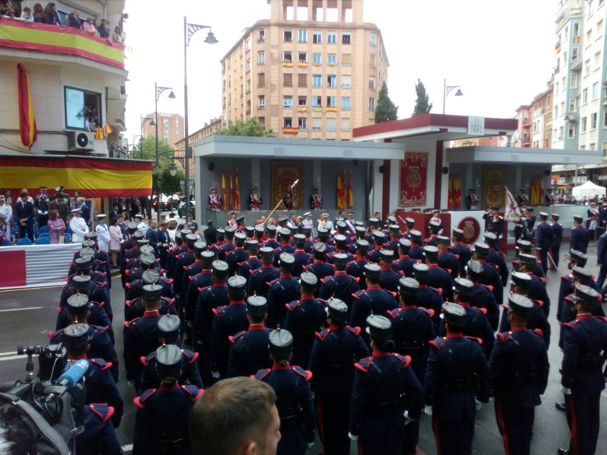 El Rey, vestido con uniforme del Ejército del Aire, ha recibido los honores de ordenanza y pasado revista a un batallón de honores de la Guardia Real