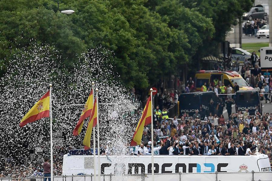 La comitiva blanca, con Florentino Pérez al frente, paseó la 'decimotercera' por las calles de la capital y festejó el título con los miles de aficionados que se reunieron en la fuente de Cibeles 