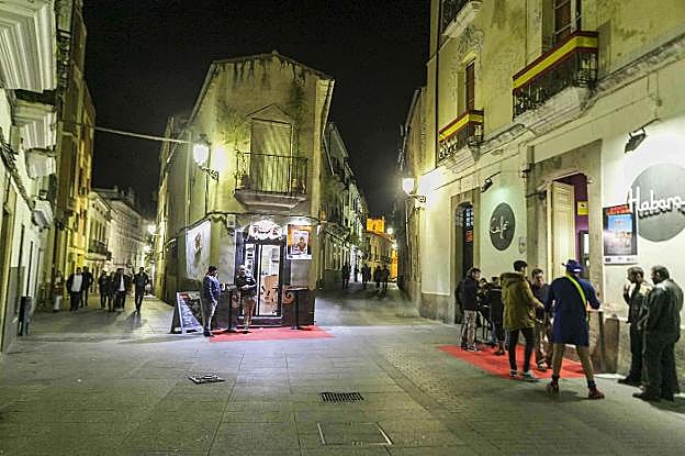 El trabajador afectado por la cefalea en racimos trabajaba en un bar de copas de Cáceres. :: hoy