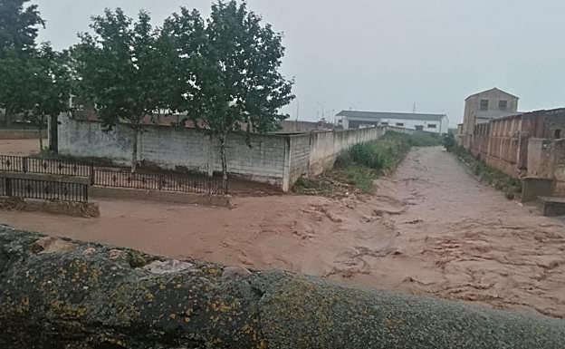 Imagen. El agua corría con fuerza por las calles tras la intensa lluvia