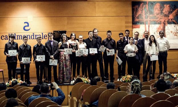 Foto del concierto de ayer de final del concurso con los alumnos premiados y el jurado. :: J. A. Grillo