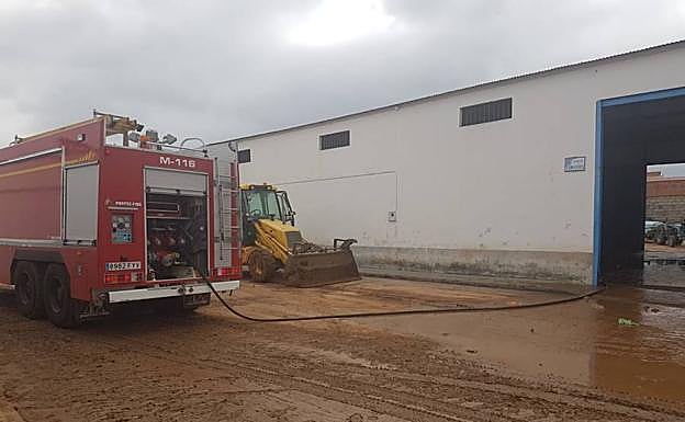 Los bomberos trabajaban esta mñana para sacar el agua de algunos de los inmuelbes afectados