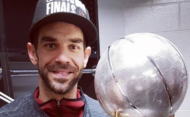 Jose Calderón, sonriente con el trofeo de campeón del Este de Cleveland Cavaliers