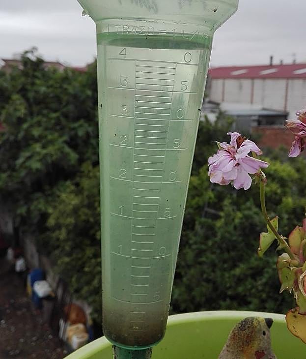 Pluviómetro colocado en Arroyo de San Serván que registró más de 40 litros por metro cuadrado