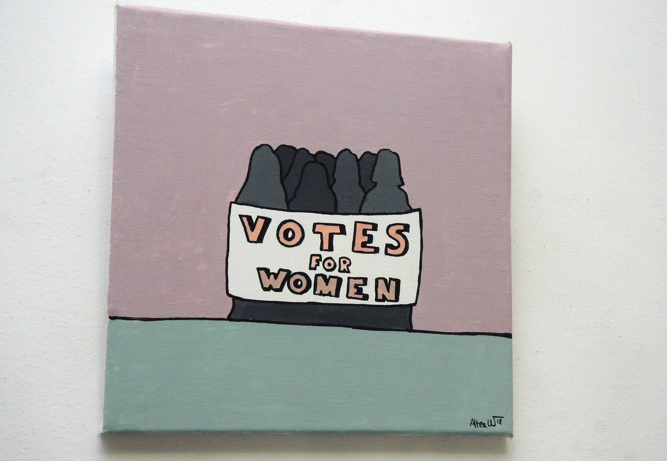 La artista emeritense, Altea W.J., ha inaugurado en El Economato de Mérida la exposición 'Mujeres sin rostro'. Con ella quiere alertar de la «invisibilización» que sufren este colectivo en el ámbito laboral.