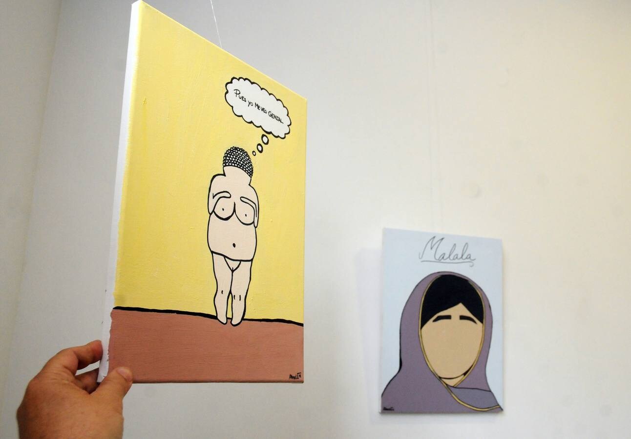 La artista emeritense, Altea W.J., ha inaugurado en El Economato de Mérida la exposición 'Mujeres sin rostro'. Con ella quiere alertar de la «invisibilización» que sufren este colectivo en el ámbito laboral.