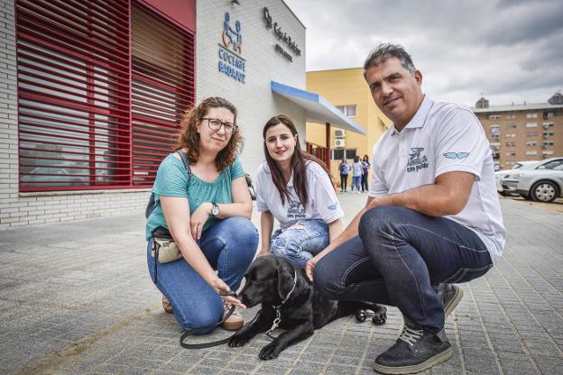 Zamba posa junto a su dueña, Ana María Galán (izqda.), María Ángeles López (centro) y José Moreno García (dcha). :: J. V. Arnelas