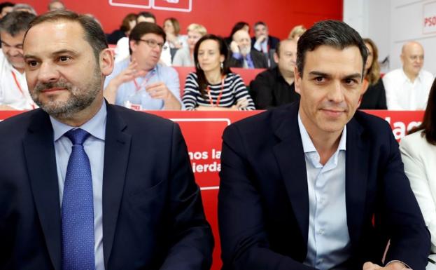 José Luis Ábalos junto a Pedro Sánchez.