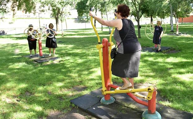 Mayores haciendo ejercicio en un gimnasio al aire libre en una imagen de archivo