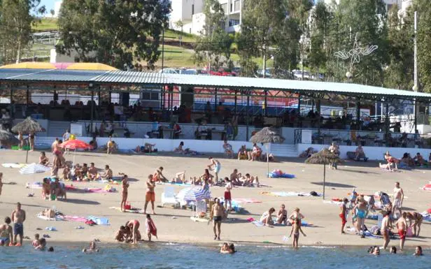 Bañistas en la playa de Orellana, la única con bandera azul de la región:: HOY