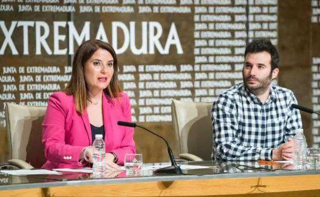 La directora general de Acción Exterior, Rosa Balas, y el director general del Instituto de la Juventud de Extremadura, Felipe González, durante la presentación de las ayudas:. HOY