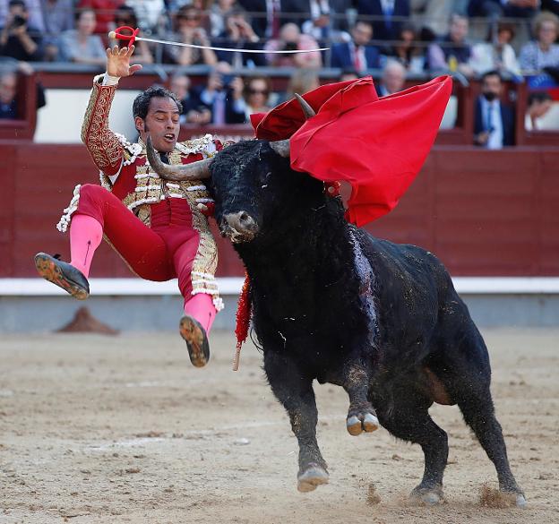Luis Bolívar al dar un pase a su primer toro. :: efe