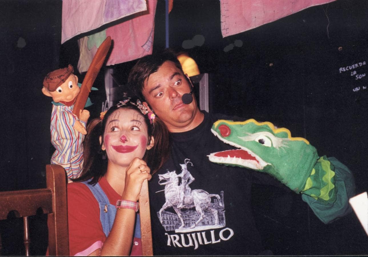 9-Año 2004. Isabel Hurtado y Antonio Pino con Peneque y el cocodrilo.
