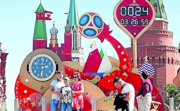 Un reloj en la plaza Manezhnaya de Moscú marca la cuenta atrás para el inicio del Mundial.