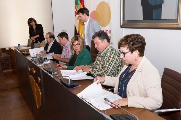 Firma del protocolo con representantes de la zona. :: CEDIDA