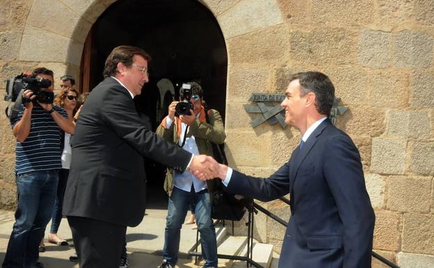 Imagen de Guillermo Fernández Vara y Pedro Sánchez saludándose en la sede de la Presidencia en Mérida en mayo. 