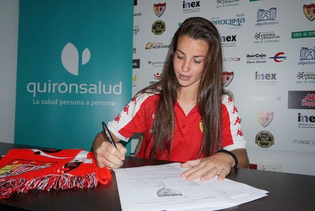 Marta Parralejo durante la firma de su renovación. :: hoy