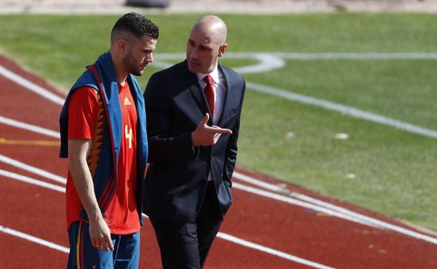 Nacho Fernández conversa con Luis rubiales antes del entrenamiento. 