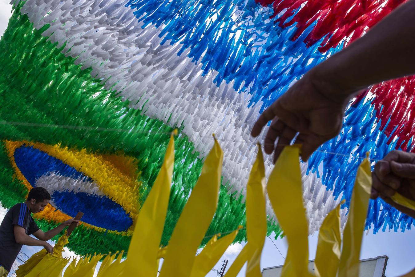 Fotografía de la calle 3 en el barrio Alvorada, en la ciudad amazónica de Manaus (Brasil), decorada por los hinchas con motivos del Mundial de fútbol de Rusia 2018