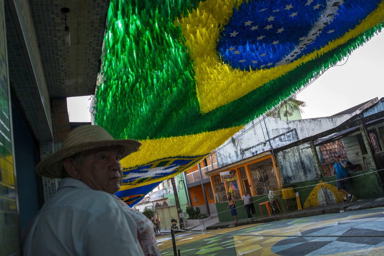 Fotografía de la calle 3 en el barrio Alvorada, en la ciudad amazónica de Manaus (Brasil), decorada por los hinchas con motivos del Mundial de fútbol de Rusia 2018