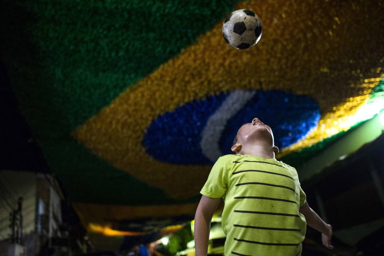 Fotografía de la calle 3 en el barrio Alvorada, en la ciudad amazónica de Manaus (Brasil), decorada por los hinchas con motivos del Mundial de fútbol de Rusia 2018