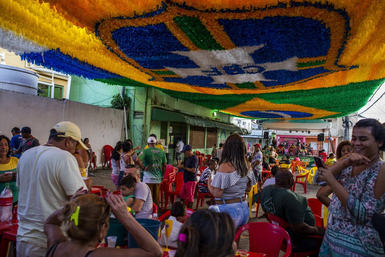 Fotografía de la calle 3 en el barrio Alvorada, en la ciudad amazónica de Manaus (Brasil), decorada por los hinchas con motivos del Mundial de fútbol de Rusia 2018
