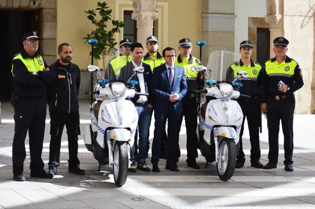 Presentación ayer de las nuevas motos de la Policía Local. :: f. h.