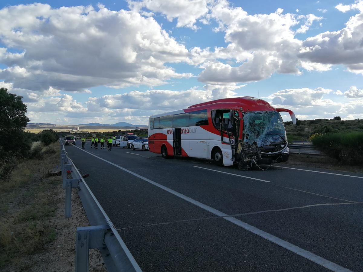 El choque entre los dos vehículos en la A-5 ha causado varios heridos y el corte de los carriles en dirección a Madrid