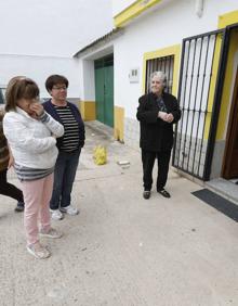 Imagen secundaria 2 - Alfonso Barroso, alcalde de Torremocha, felicita a Claudia, con la tía Eugenia al fondo. | Foto de familia, con los padres de la ministra, ella y su hermano Martín, de pequeños. | Las vecinas con Claudia, que habla con su nieta Isabel por teléfono. 