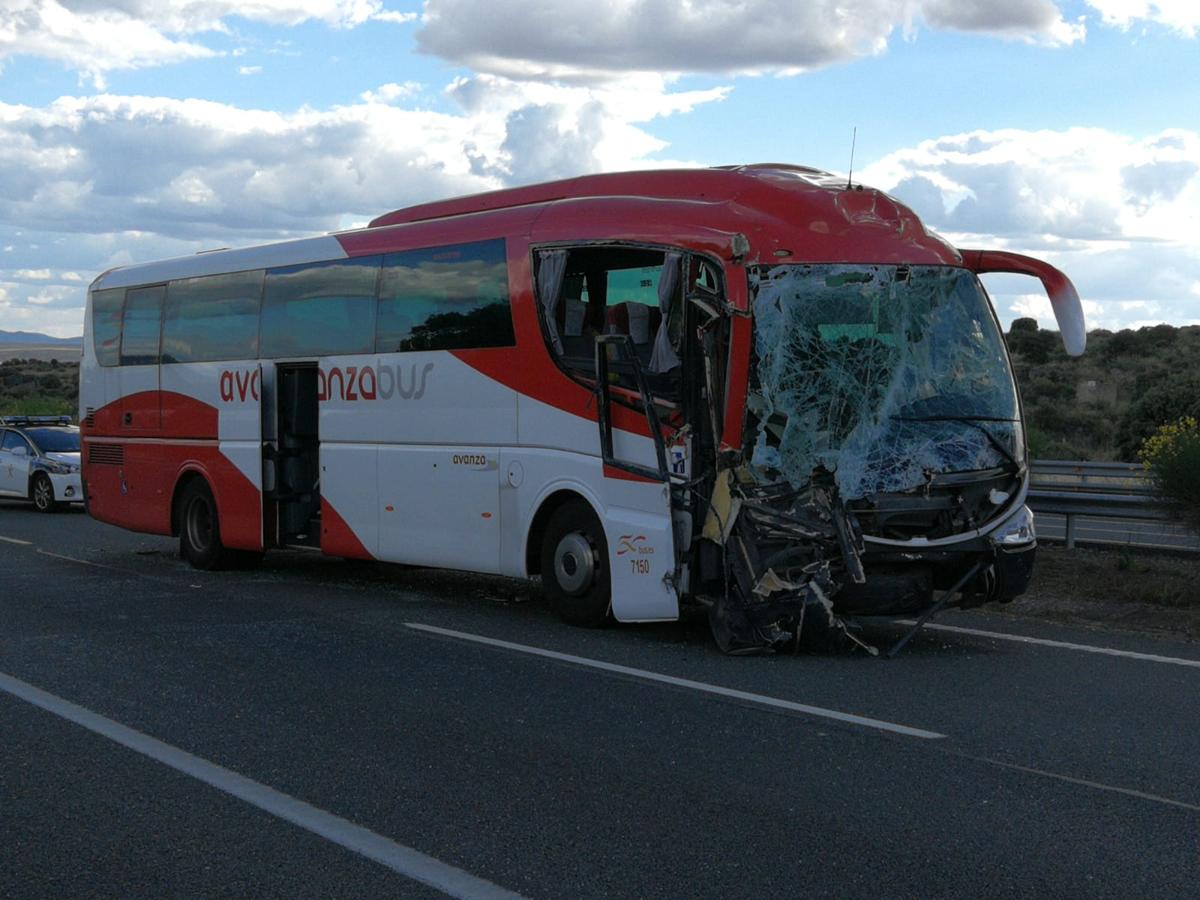 El choque entre los dos vehículos en la A-5 ha causado varios heridos y el corte de los carriles en dirección a Madrid