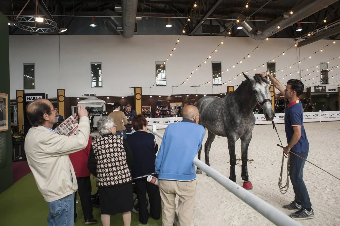 La Feria del Caballo y del Toro de Extremadura (Ecuextre) ha arrancado con el acto de homenaje a Juan Antonio Ruiz 'Espartaco', que es el protagonista de esta décima edición, la cual incluye una muestra del torero de Espartinas que exhibe distintos objetivos vinculados con su trayectoria.