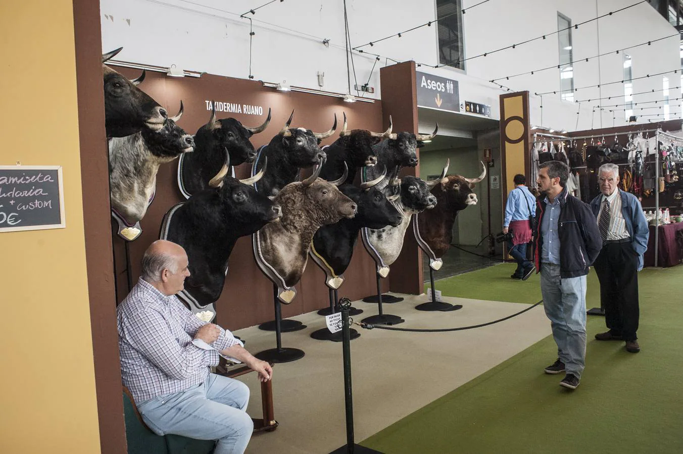 La Feria del Caballo y del Toro de Extremadura (Ecuextre) ha arrancado con el acto de homenaje a Juan Antonio Ruiz 'Espartaco', que es el protagonista de esta décima edición, la cual incluye una muestra del torero de Espartinas que exhibe distintos objetivos vinculados con su trayectoria.