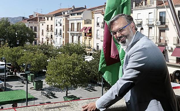Fernando Pizarro, en el balcón del ayuntamiento de Plasencia el pasado octubre
