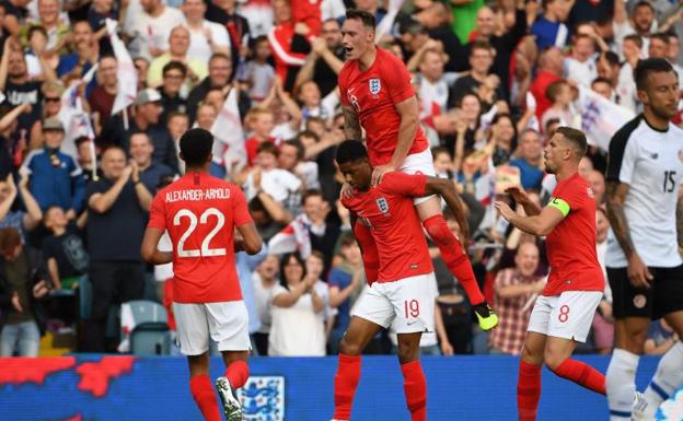 Los jugadores ingleses celebran el tanto de Rashford.