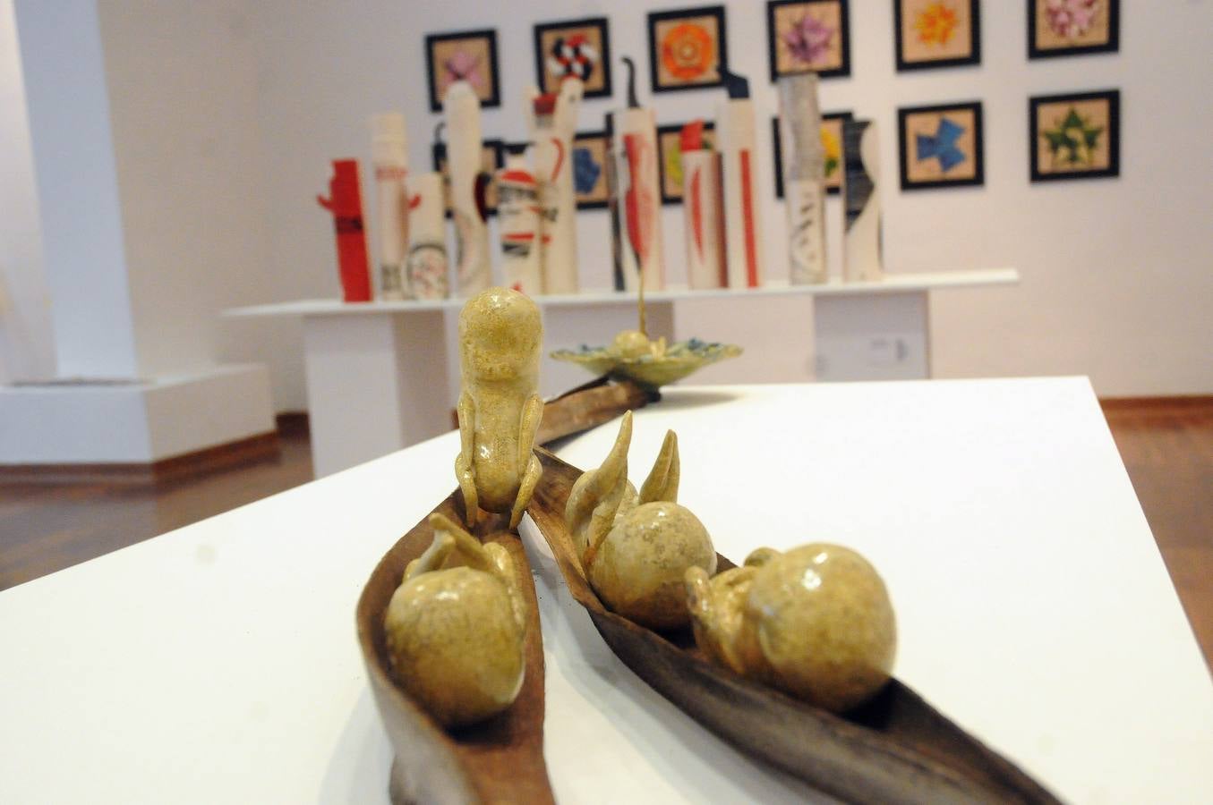 «Materia de cambio» Una treintena de autores muestran sus trabajos en las disciplinas de Reproducciones Artísticas en Piedra, Cerámica Artística y Mosaicos. La muestra ofrece gran variedad técnica, en el que el color es protagonista, haciéndose presente a través de esmaltes, piedras, tejidos, vidrios…