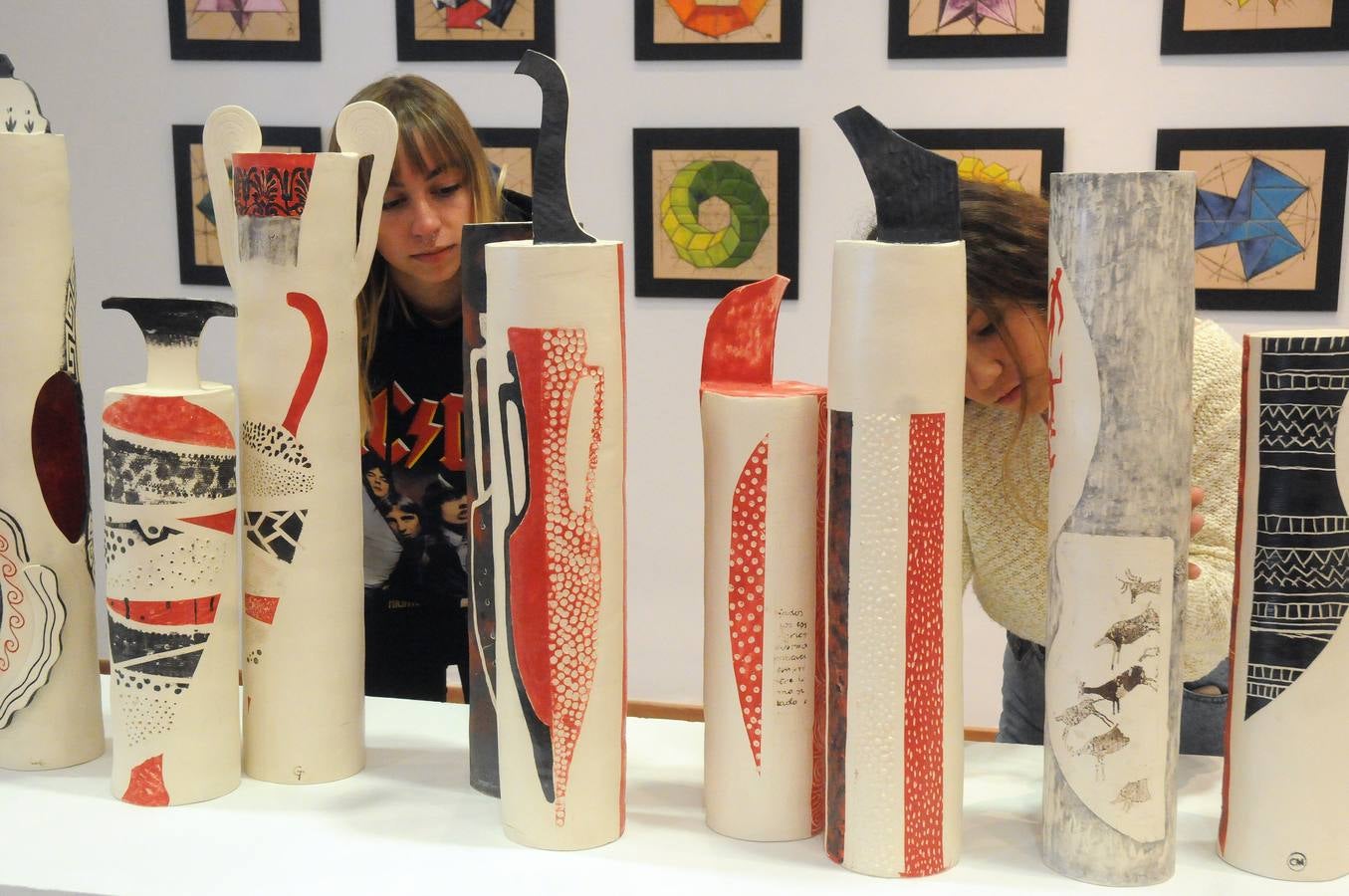 «Materia de cambio» Una treintena de autores muestran sus trabajos en las disciplinas de Reproducciones Artísticas en Piedra, Cerámica Artística y Mosaicos. La muestra ofrece gran variedad técnica, en el que el color es protagonista, haciéndose presente a través de esmaltes, piedras, tejidos, vidrios…