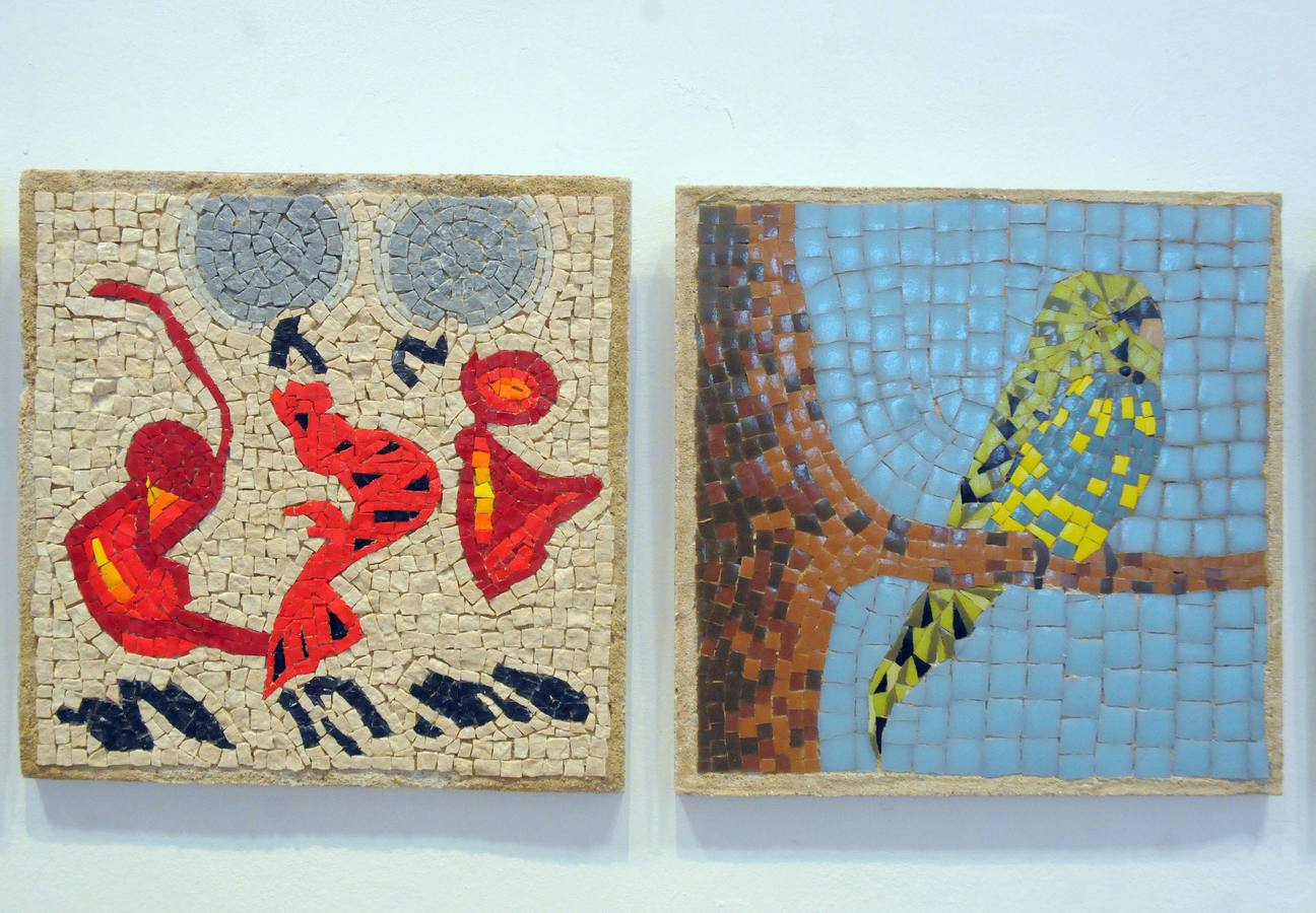 «Materia de cambio» Una treintena de autores muestran sus trabajos en las disciplinas de Reproducciones Artísticas en Piedra, Cerámica Artística y Mosaicos. La muestra ofrece gran variedad técnica, en el que el color es protagonista, haciéndose presente a través de esmaltes, piedras, tejidos, vidrios…