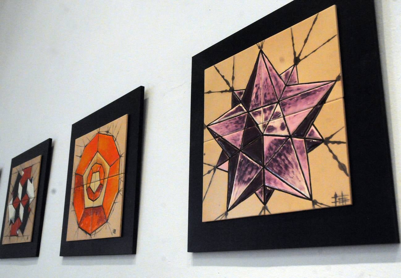 «Materia de cambio» Una treintena de autores muestran sus trabajos en las disciplinas de Reproducciones Artísticas en Piedra, Cerámica Artística y Mosaicos. La muestra ofrece gran variedad técnica, en el que el color es protagonista, haciéndose presente a través de esmaltes, piedras, tejidos, vidrios…