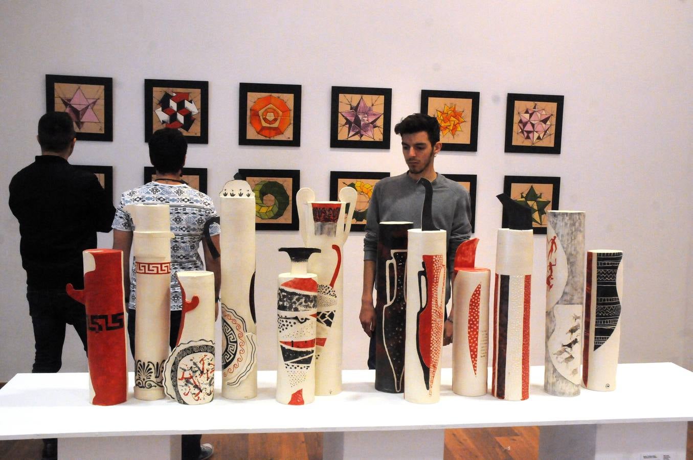 «Materia de cambio» Una treintena de autores muestran sus trabajos en las disciplinas de Reproducciones Artísticas en Piedra, Cerámica Artística y Mosaicos. La muestra ofrece gran variedad técnica, en el que el color es protagonista, haciéndose presente a través de esmaltes, piedras, tejidos, vidrios…