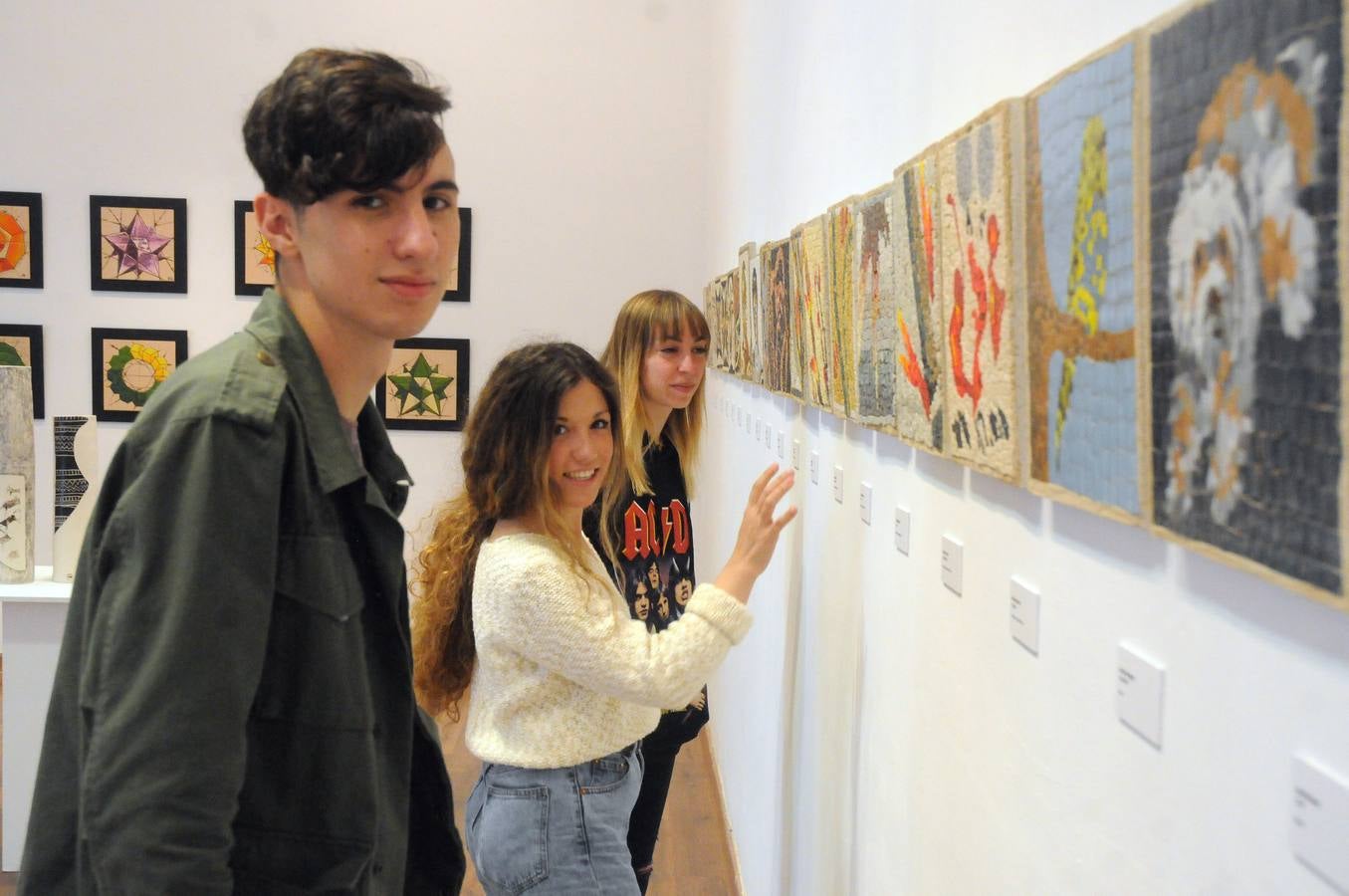 «Materia de cambio» Una treintena de autores muestran sus trabajos en las disciplinas de Reproducciones Artísticas en Piedra, Cerámica Artística y Mosaicos. La muestra ofrece gran variedad técnica, en el que el color es protagonista, haciéndose presente a través de esmaltes, piedras, tejidos, vidrios…