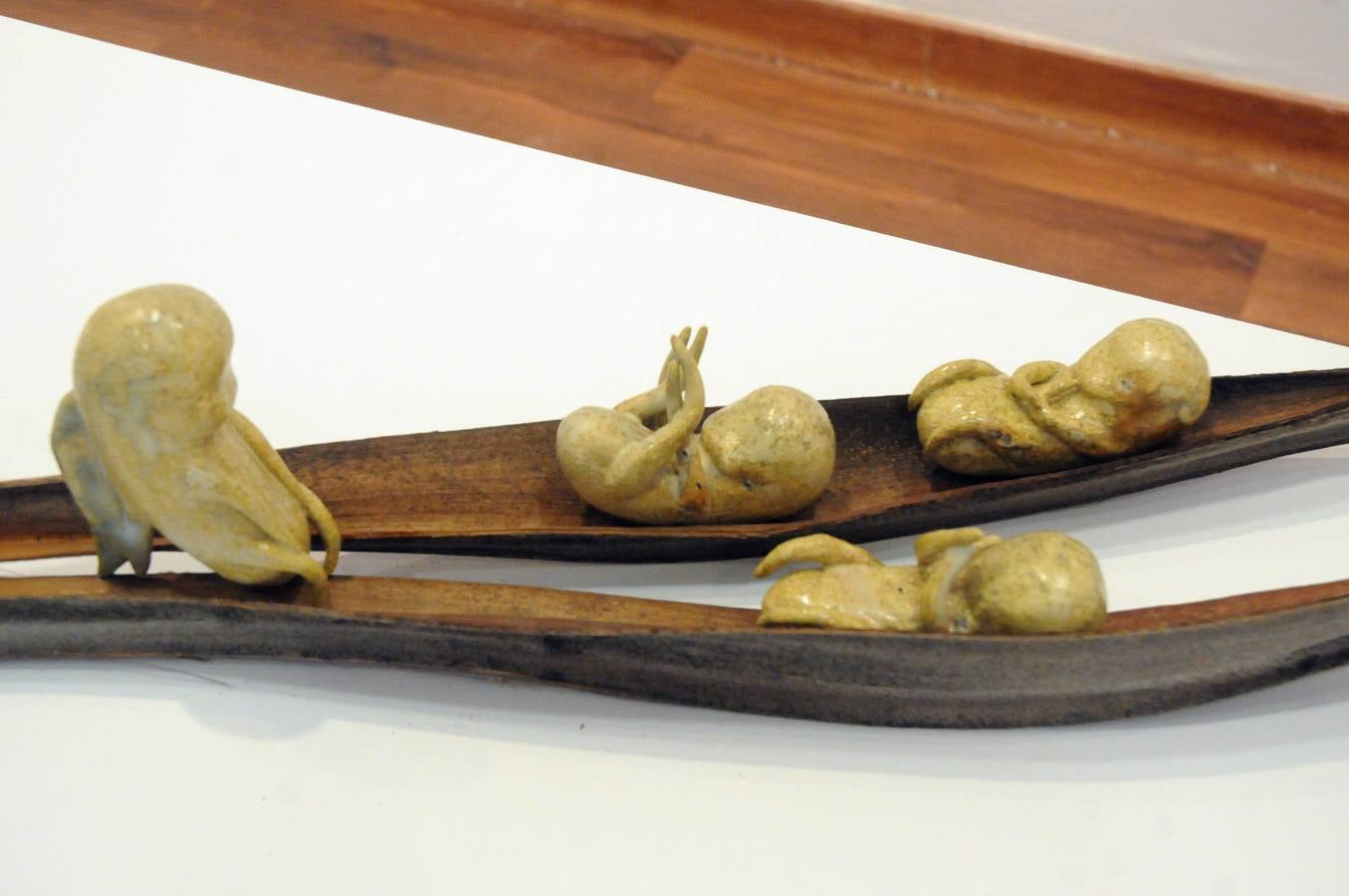 «Materia de cambio» Una treintena de autores muestran sus trabajos en las disciplinas de Reproducciones Artísticas en Piedra, Cerámica Artística y Mosaicos. La muestra ofrece gran variedad técnica, en el que el color es protagonista, haciéndose presente a través de esmaltes, piedras, tejidos, vidrios…